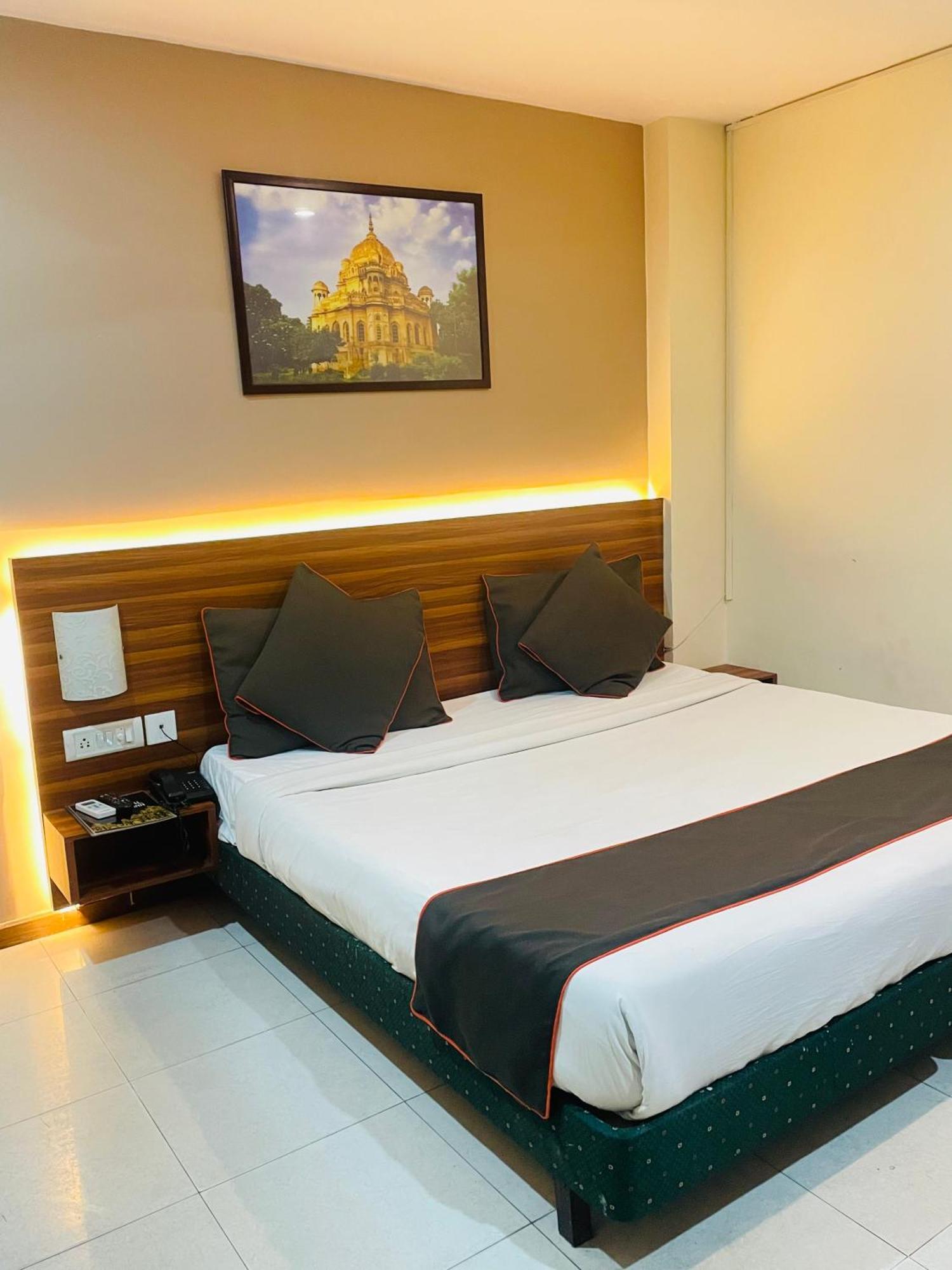 The Royal Presidency Inn Lucknow Buitenkant foto